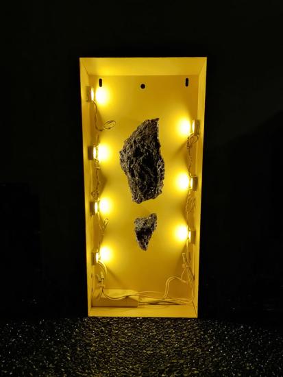 Lichtkasten "bitumen", gelb, von Franz Betz